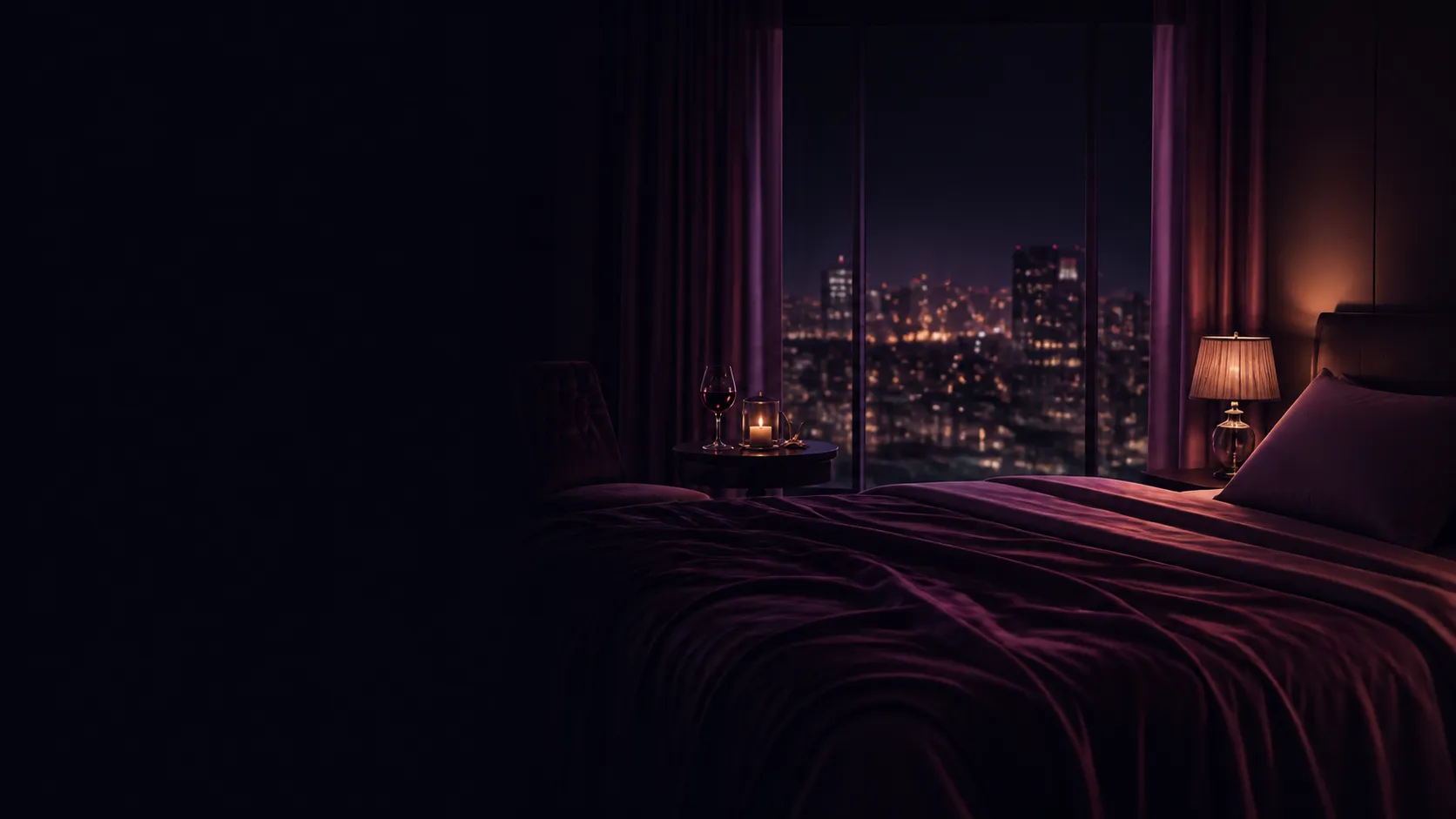夜景を望む深夜のホテルルーム